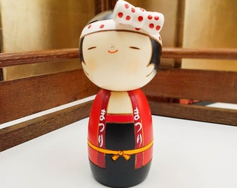 Poupée Kokeshi en bois rouge et noir Wasshoi Girl, fait à la main Japon