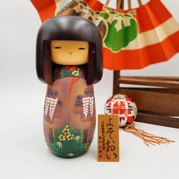 Poupée Kokeshi en bois peinte Yosooi violet motif fleuri