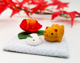Glücksfigur aus japanischem Stoff Chirimen Tabby Cat and the Snow Rabbit, handgefertigt in Japan