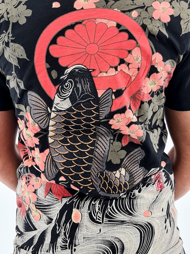 T-shirt noir Carpe Koi japonaise avec Kamon rouge et Fleurs de | Etsy
