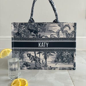 Gepersonaliseerde blauwe toile canvas reistas babytas handtas ideaal voor op reis of als babytas. Initiële canvas tas. Personaliseer met naam