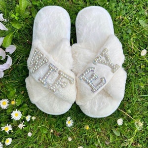 Personalised Fluffy Slippers. Bride gift, hen party gift. Personalised slippers. Birthday gift. Wedding Bridesmaid gift. Spa type fit