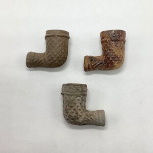 Three Early Victorian Beige Clay Pipes with Honeycomb or Fish Scale Pattern