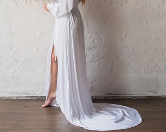 Bata de novia con cola / Bata de boda con cola / Bata de seda blanca con cola y puños / Bata para la novia / Bata para sesión de fotos / Regalo de novia