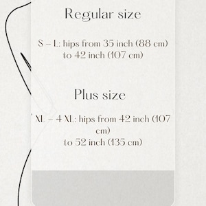 Puede incluir: Una tabla de tallas con un dibujo lineal negro de una silueta. El texto dice: SIZE CHART, Regular size, S - L: caderas de 88 cm a 107 cm, Plus size, XL - 4 XL: caderas de 107 cm a 135 cm. El fondo es de un color blanco roto.