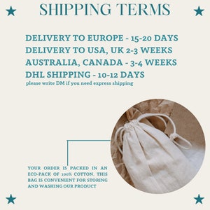 Puede incluir: Una bolsa de algod&oacute;n blanco con cord&oacute;n de ajuste sobre un fondo de papel marr&oacute;n. El texto "SHIPPING TERMS" est&aacute; en la parte superior de la imagen. El texto de abajo describe los plazos de entrega a diferentes regiones, incluyendo Europa, EE. UU., Reino Unido, Australia, Canad&aacute; y el env&iacute;o por DHL. El texto en la parte inferior de la imagen dice "YOUR ORDER IS PACKED IN AN ECO-PACK OF 100% COTTON. THIS BAG IS CONVENIENT FOR STORING AND WASHING OUR PRODUCT."