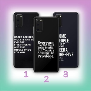 Può includere: Tre custodie per telefono nere con testo bianco. La prima custodia recita: "Le rose sono rosse, le viole sono blu, ho cinque dita e quella di mezzo è per te". La seconda custodia dice: "Ognuno ha il diritto di essere stupido, ma tu stai abusando del privilegio."