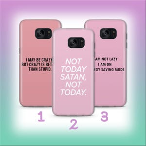 Puede incluir: Tres fundas rosas para teléfono con citas humorísticas en texto blanco. La primera funda dice "I MAY BE CRAZY BUT CRAZY IS BETTER THAN STUPID." La segunda dice "NOT TODAY SATAN, NOT TODAY." La tercera dice "I AM NOT LAZY I AM ON ENERGY SAVING MODE."