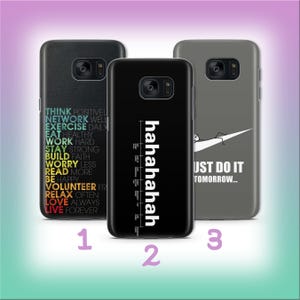 Könnte beinhalten: Drei Handyhüllen mit unterschiedlichen Designs. Eine Hülle ist schwarz mit einer Liste motivierender Wörter. Eine andere ist schwarz mit dem Wort "hahahahah" in Weiß. Die dritte ist grau mit dem Text "JUST DO IT TOMORROW..."