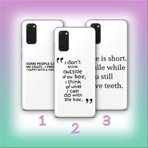 Könnte beinhalten: Drei weiße Handyhüllen mit schwarzem Text. Eine Hülle lautet: "SOME PEOPLE CALL ME CRAZY... I PREFER 'HAPPY WITH A TWIST'". Eine andere lautet: "I don't think outside of the box; I think of what I can do with the box."