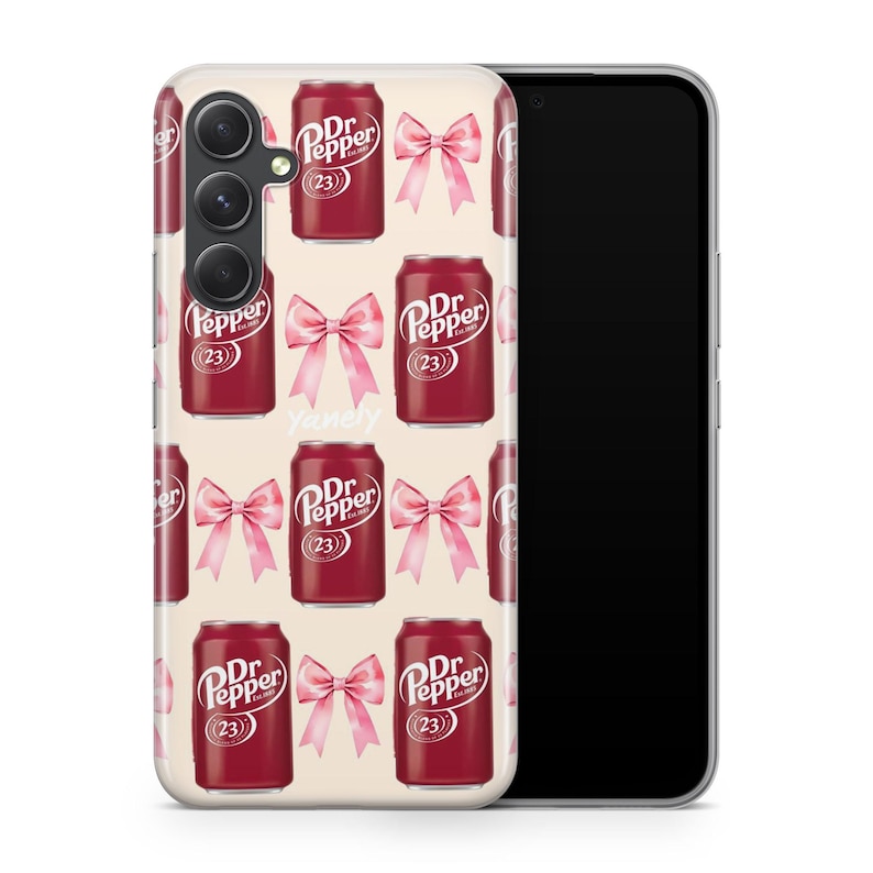 Puede incluir: Funda de tel&eacute;fono con un patr&oacute;n repetido de latas de Dr. Pepper y lazos rosas. Las latas de Dr. Pepper son de color rojo oscuro con texto blanco y el n&uacute;mero 23. Los lazos son de color rosa claro.
