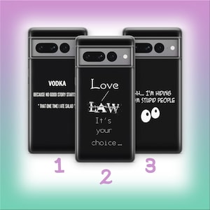 Könnte beinhalten: Drei schwarze Handyhüllen mit weißen Texten. Eine zeigt "VODKA" mit einem Zitat, eine andere "Love LAW It's your choice...", und die dritte "HH... I'M HIDING M STUPID PEOPLE" mit Augen.