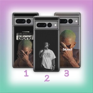 Op de afbeelding: Drie telefoonhoesjes met verschillende ontwerpen. Eén hoesje heeft een zwart-wit afbeelding van een zingende persoon, een ander heeft een persoon met groen haar die hun gezicht bedekt, en de derde heeft het woord "blond".