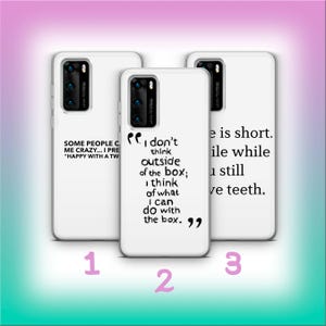 Könnte beinhalten: Drei weiße Handyhüllen mit schwarzem Text. Eine Hülle lautet: "SOME PEOPLE C ME CRAZY... I PRE 'HAPPY WITH A TW". Eine andere lautet: "I don't think outside of the box; I think of what I can do with the box." Die dritte Hülle lautet: "e is short. ile while I still ve teeth."