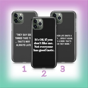 Könnte beinhalten: Drei schwarze Handyhüllen mit weißem Text. Die mittlere Hülle lautet: „It's OK if you don't like me. Not everyone has good taste.“ Die anderen Hüllen haben unterschiedliche Zitate. Die Hüllen befinden sich auf einem Farbverlaufshintergrund.