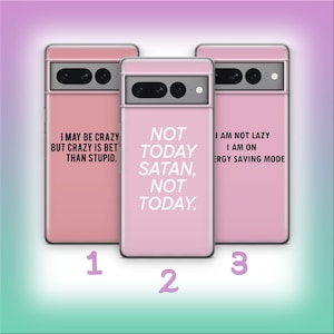 Könnte beinhalten: Drei rosa Handyhüllen mit humorvollen Zitaten in weißem Text. Die Hüllen sind mit 1, 2 und 3 nummeriert. Die Zitate lauten: "I MAY BE CRAZY BUT CRAZY IS BETTER THAN STUPID.", "NOT TODAY SATAN, NOT TODAY.", und "I AM NOT LAZY I AM ON ERGY SAVING MODE."