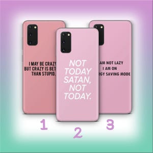 Könnte beinhalten: Drei rosa Handyhüllen mit humorvollem weißem Text. Die erste Hülle lautet: "I MAY BE CRAZY BUT CRAZY IS BETTER THAN STUPID." Die zweite Hülle lautet: "NOT TODAY SATAN, NOT TODAY." Die dritte Hülle lautet: "I AM NOT LAZY I AM ON ENERGY SAVING MODE."