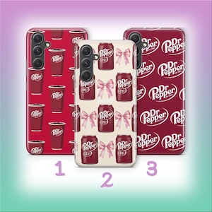 Puede incluir: Tres fundas para tel&eacute;fono con dise&ntilde;os de Dr. Pepper. Una funda presenta vasos rojos, otra tiene latas de Dr. Pepper con lazos rosas y la tercera muestra el logotipo de Dr. Pepper. Las fundas est&aacute;n numeradas 1, 2 y 3.