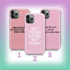 Könnte beinhalten: Drei rosa Handyhüllen mit humorvollen Zitaten in weißem Text. Die erste Hülle lautet: "I MAY BE CRAZY BUT CRAZY IS BETTER THAN STUPID." Die zweite Hülle lautet: "NOT TODAY SATAN, NOT TODAY." Die dritte Hülle lautet: "I AM NOT LAZY I AM ON ENERGY SAVING MODE."