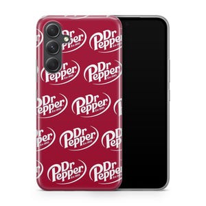 Puede incluir: Una funda de tel&eacute;fono roja con un patr&oacute;n repetido del logotipo de Dr Pepper en blanco. La funda se muestra junto a un smartphone negro, mostrando el dise&ntilde;o y su aplicaci&oacute;n.