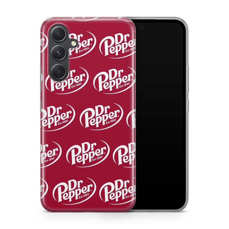Puede incluir: Una funda de tel&eacute;fono roja con un patr&oacute;n repetido del logotipo de Dr Pepper en blanco. La funda se muestra junto a un smartphone negro, mostrando el dise&ntilde;o y su aplicaci&oacute;n.
