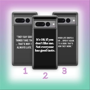 Könnte beinhalten: Drei schwarze Handyhüllen mit weißem Text. Auf der mittleren Hülle steht: „It's OK if you don't like me. Not everyone has good taste.“ Die anderen Hüllen haben unterschiedliche Zitate. Der Hintergrund ist ein Farbverlauf aus Lila und Türkis.