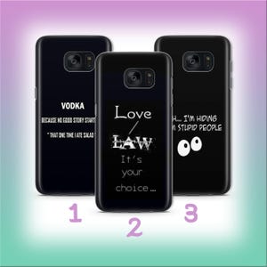 Könnte beinhalten: Drei schwarze Handyhüllen mit weißem Text. Eine sagt "VODKA BECAUSE NO GOOD STORY START *THAT ONE TIME I ATE SALAD". Eine andere sagt "Love LAW It's your choice...". Die dritte sagt "H... I'M HIDING FROM STUPID PEOPLE".