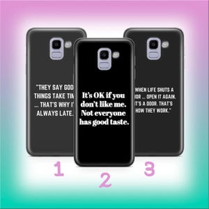 Könnte beinhalten: Drei schwarze Handyhüllen mit weißem Text auf einem Farbverlaufshintergrund. Auf der mittleren Hülle steht "It's OK if you don't like me. Not everyone has good taste." Die anderen Hüllen haben unterschiedliche Zitate.