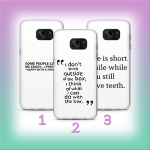 Puede incluir: Tres fundas blancas para teléfono con texto negro. Las fundas muestran citas inspiradoras. Una dice: "Algunas personas me llaman loco... Prefiero 'Feliz con un giro'". Otra dice: "No pienso fuera de la caja; pienso en lo que puedo hacer con la caja."