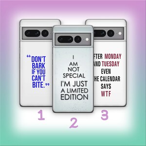 Puede incluir: Tres fundas blancas para teléfono con diferentes diseños de texto. La primera funda dice "DON'T BARK IF YOU CAN'T BITE." La segunda funda dice "I AM NOT SPECIAL I'M JUST A LIMITED EDITION." La tercera funda dice "AFTER MONDAY AND TUESDAY EVEN THE CALENDAR SAYS WTF."