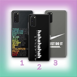 Könnte beinhalten: Drei Handyhüllen mit verschiedenen Designs. Eine Hülle ist schwarz mit den Worten "hahahahah" in Weiß. Eine andere Hülle ist dunkelgrau mit den Worten "Just Do It Tomorrow..." und einem weißen Swoosh. Die dritte Hülle ist schwarz mit farbigem Text.