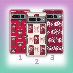 Puede incluir: Tres fundas para teléfono con diferentes diseños. Una presenta vasos de Dr. Pepper sobre un fondo rojo, otra tiene latas de Dr. Pepper y lazos rosas, y la tercera muestra el logotipo de Dr. Pepper.