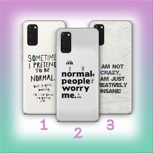 Könnte beinhalten: Drei Handyhüllen mit humorvollen Zitaten. Eine Hülle ist weiß mit dem Text "SOMETIME I PRETEND TO BE NORMAL" und anderem Text. Eine andere Hülle ist weiß mit dem Text "normal people worry me." Die dritte Hülle ist weiß mit dem Text "AM NOT CRAZY, AM JUST REATIVELY INSANE!"
