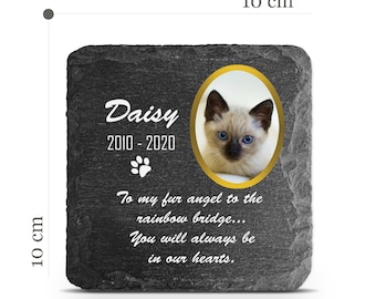 Może przedstawiać: Czarny kamień pamiątkowy ze łupka z pozłacanym zdjęciem kota syjamskiego. Na kamieniu widnieje napis "Daisy 2010-2020" i odcisk łapy. Na kamieniu znajduje się również napis "To my fur angel to the rainbow bridge... You will always be in our hearts."