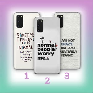 Puede incluir: Tres fundas para teléfono con citas humorísticas. La primera es blanca con el texto "SOMETIME I PRETEND TO BE NORMAL. but it gets boring. SO I GO BACK To Being me." La segunda es blanca con el texto "normal people worry me." La tercera es blanca con el texto "AM NOT CRAZY, AM JUST REATIVELY INSANE!"