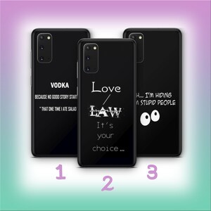 Könnte beinhalten: Drei schwarze Handyhüllen mit weißem Text. Eine Hülle sagt "VODKA BECAUSE NO GOOD STORY START" und "THAT ONE TIME I ATE SALAD". Eine andere sagt "Love LAW It's your choice...". Die dritte sagt "H... I'M HIDING STUPID PEOPLE".