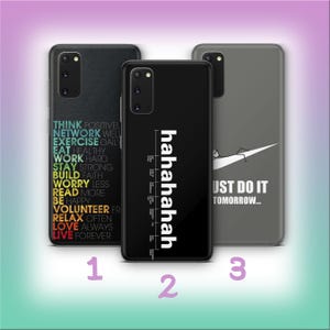 Könnte beinhalten: Drei Handyhüllen mit unterschiedlichen Designs. Eine Hülle ist schwarz mit den weißen Worten "hahahahah". Eine andere Hülle ist dunkelgrau mit den weißen Worten "JUST DO IT TOMORROW...". Die dritte Hülle ist schwarz mit farbenfrohen Motivationswörtern.