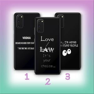 Könnte beinhalten: Drei schwarze Handyhüllen mit weißem Text. Eine Hülle sagt "VODKA BECAUSE NO GOOD STORY START" und "THAT ONE TIME I ATE SALAD". Eine andere sagt "Love LAW It's your choice...". Die dritte sagt "H... I'M HIDING STUPID PEOPLE" mit Augen.