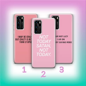 Könnte beinhalten: Drei rosa Handyhüllen mit weißem Text. Die erste Hülle lautet: "I MAY BE CRAZY BUT CRAZY IS BETTER THAN STUPID." Die zweite Hülle lautet: "NOT TODAY SATAN, NOT TODAY." Die dritte Hülle lautet: "I AM NOT LAZY I AM ON ENERGY SAVING MODE."
