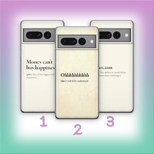 Könnte beinhalten: Drei Handyhüllen mit humorvollen Zitaten. Die erste Hülle lautet: "Money can't buy happiness." Die zweite Hülle lautet: "Ohhhhhhhhhh, I still don't understand." Die dritte Hülle lautet: "Sarcasm." Die Hüllen sind weiß mit schwarzem Text.