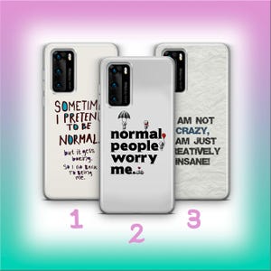 Könnte beinhalten: Drei Handyhüllen mit humorvollen Zitaten. Eine Hülle trägt die Aufschrift "Manchmal tue ich so, als wäre ich normal, aber es wird langweilig. Also werde ich wieder ich selbst." Eine andere sagt "Normale Leute beunruhigen mich." Die dritte Hülle lautet "Ich bin nicht verrückt, ich bin nur kreativ wahnsinnig!"