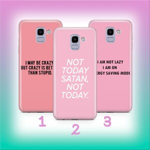 Puede incluir: Tres fundas rosas para teléfono con texto blanco humorístico. La primera funda dice "I MAY BE CRAZY BUT CRAZY IS BET THAN STUPID." La segunda funda dice "NOT TODAY SATAN, NOT TODAY." La tercera funda dice "I AM NOT LAZY I AM ON ERGY SAVING MODE."