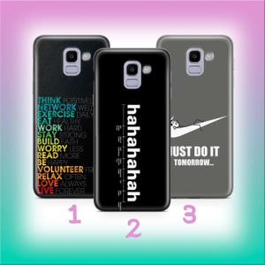 Puede incluir: Tres fundas para teléfono con diferentes diseños. Una funda es negra con una lista de palabras motivadoras. Otra es negra con la palabra "hahahahah" en blanco. La tercera es gris con una persona relajándose en un logotipo de Nike y el texto "JUST DO IT TOMORROW..."