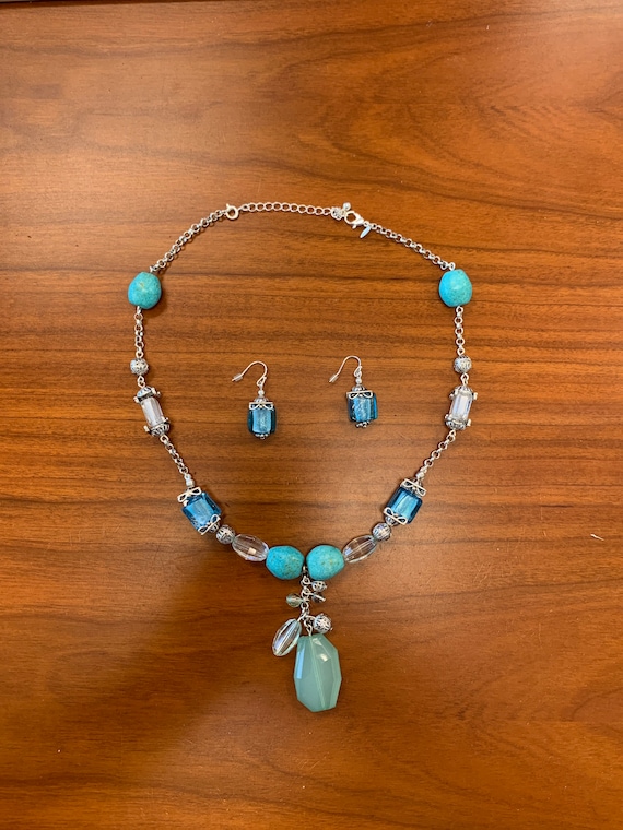 Collier + Boucles D'oreilles Avon Vert Et Or – Filigrane Goutte Verte, Neuf Boîte