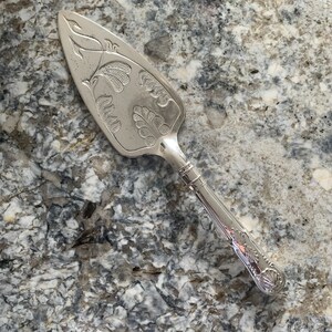 Mayell Cake Slice Silver Plated Shovel 10” Made in England Kings Pattern Shell 1950s