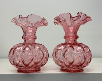 Wazon Fenton Pink Rose Open-Neck z lat 70. (2) jasny żurawinowy