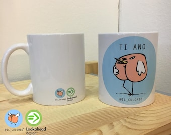 Pode incluir: Caneca de cerâmica branca com fundo azul e um pássaro de desenho animado com corpo rosa e bico amarelo. O texto "TI ANO" está acima do pássaro e "@IL_CULOMBO" está abaixo do pássaro. A parte de trás da caneca tem um pequeno pássaro de desenho animado com corpo rosa e bico amarelo e o texto "Lookahead design" em preto.