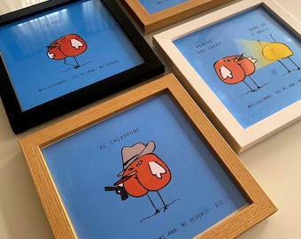 Pode incluir: Quatro impressões de arte emolduradas com ilustrações de pássaros de desenhos animados em um fundo azul. Cada impressão tem uma imagem e um texto diferentes. As molduras são pretas, brancas e dois tons de madeira. O texto inclui frases como "AL CHIAPPONE".