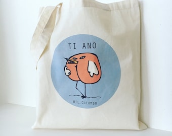 Pode incluir: Uma bolsa de tecido branca com um círculo azul que contém um pássaro de desenho animado com o texto "TI ANO" e "@IL_CULOMBO" impresso nela.