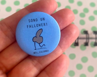 Pode incluir: Um botão azul claro com o texto "SONO UN FALLOWER!" e uma ilustração de desenho animado cinza de uma figura correndo. O botão também inclui o texto "@IL_CULOMBO".